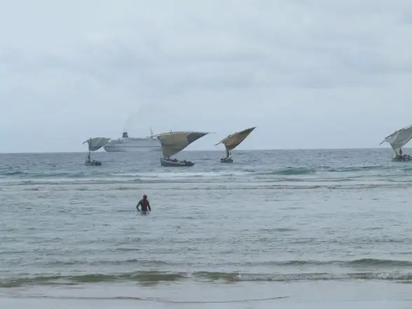 Kreuzfahrtschiff vor der Küste Mosambiks