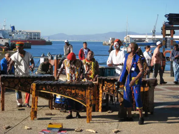 Südafrikaner musizieren an der Waterfront