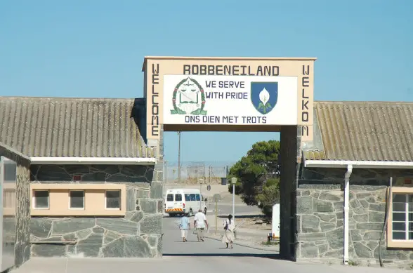 Eingangstor zum ehemaligen Gefängnis Robben Island, wo Nelson Mandela 18 Jahre einsaß