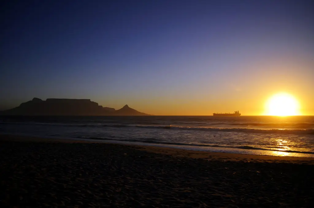 Tafelberg beim Sonnenuntergang. Aufgenommen vom Blouberg Strand