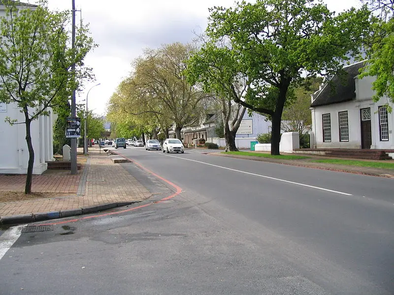 Stellenbosch - Dorp Street (HelenOnline Wikimedia CC BY-SA 3.0)
